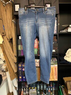 YMI Wanna Betta Butt Mid Rise Jeans – Size 18 – Medium Wash Stretch Denim PLUS